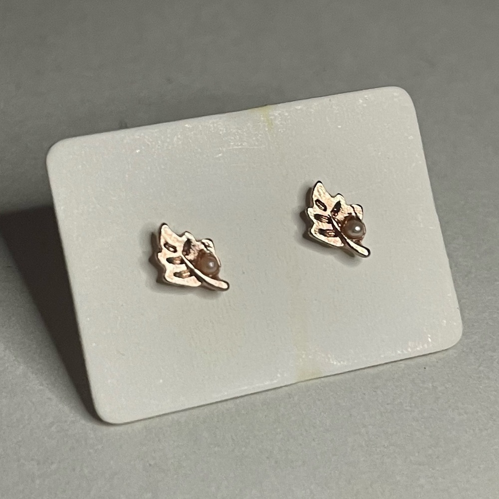 Vintage 10k Gold Womans Leaf Floral Petite Tiny Freshwater Pearl Stud Earrings - Picture 4 of 9